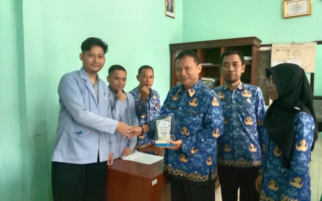 Serah Terima Plakat Mahasiswa Kerja Praktek STMIK Komputama Majenang di Desa Ciporos