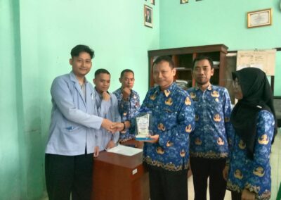 Serah Terima Plakat Mahasiswa Kerja Praktek STMIK Komputama Majenang di Desa Ciporos