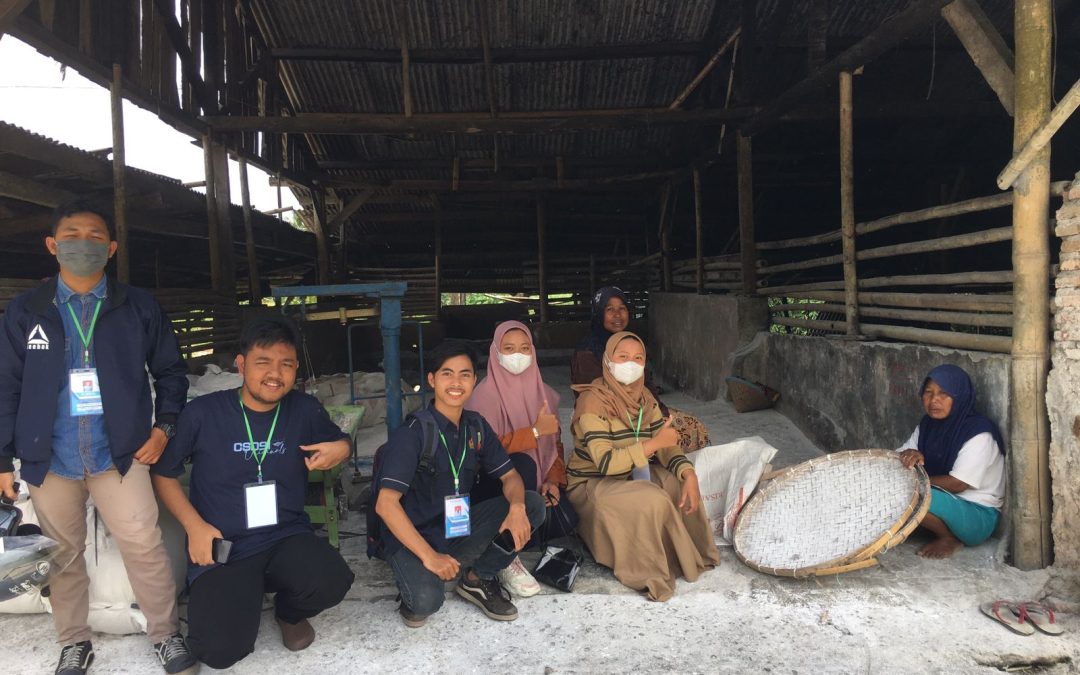 Mahasiswa KKN STMIK Komputama Majenang mengunjungi Pabrik Pembuatan Aci di Dusun Gembol Desa Ciporos