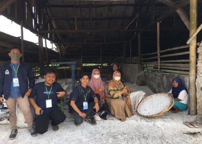 Mahasiswa KKN STMIK Komputama Majenang mengunjungi Pabrik Pembuatan Aci di Dusun Gembol Desa Ciporos