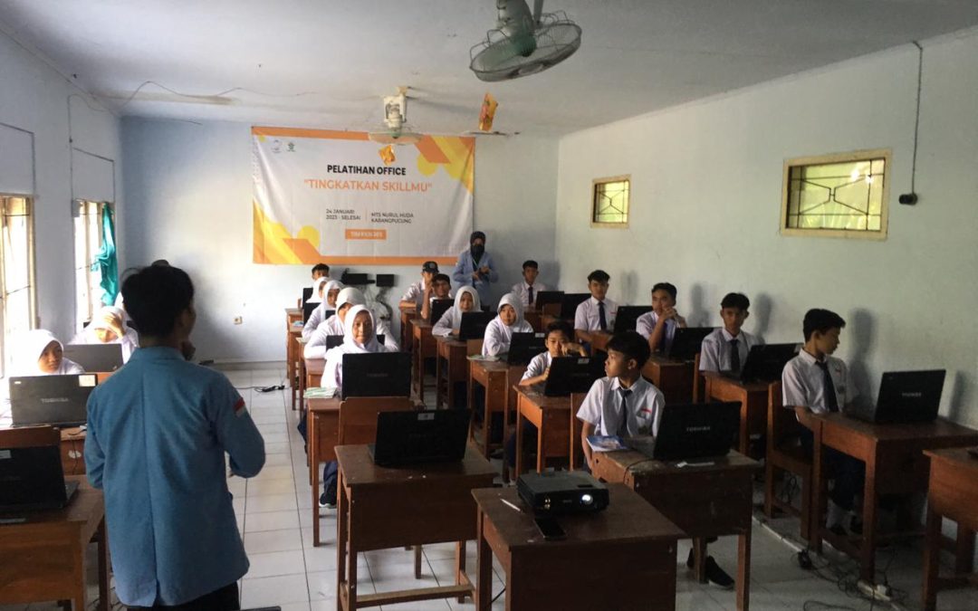 Pelatihan Office Oleh Mahasiswa KKN STMIK Komputama Majenang di MTS Nurul Huda Desa Ciporos