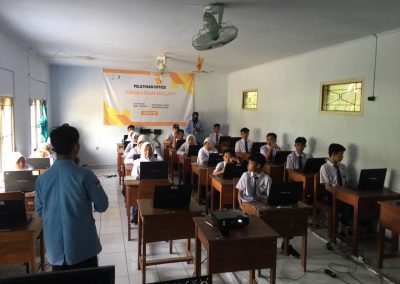 Pelatihan Office Oleh Mahasiswa KKN STMIK Komputama Majenang di MTS Nurul Huda Desa Ciporos