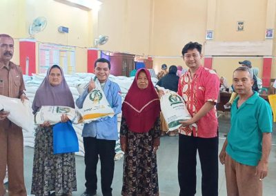 Penyaluran Bantuan Beras untuk Warga Desa Ciporos: Wujud Nyata Kepedulian Sosial Pemerintah