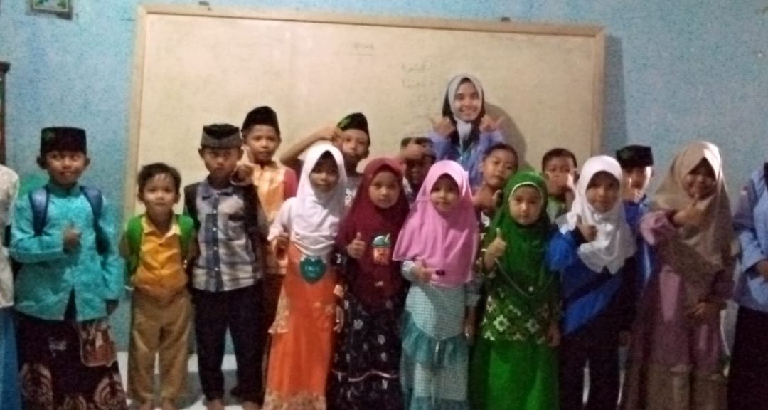 Mahasiswa KKN Ikut Mengajar di TPQ Al-Hikmah Ciraja