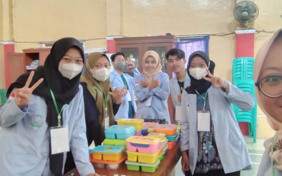 Ibu-ibu Hebat dan Calon Ibu-ibu hebat Desa Ciporos Menyiapkan Menu Makan Untuk PMT Stunting Hari ke-3