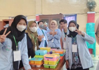 Ibu-ibu Hebat dan Calon Ibu-ibu hebat Desa Ciporos Menyiapkan Menu Makan Untuk PMT Stunting Hari ke-3